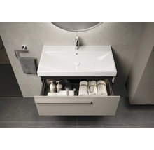 Waschtischunterschrank mit offenem Schubfach, Handtüchern und Pflegeprodukten