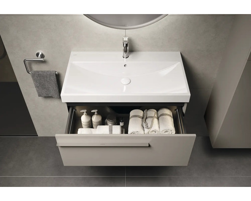 Waschtischunterschrank mit offenem Schubfach, Handtüchern und Pflegeprodukten