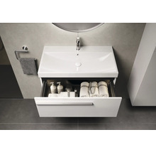 Badezimmer Waschbeckenunterschrank mit offenem Schubfach, inklusive Handtüchern und Badartikeln.