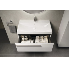 Waschtisch mit offenem Schubladen mit Handtüchern und Pflegeprodukten im Badezimmer.