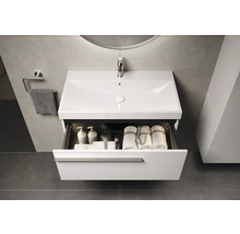 Waschtisch mit offenem Schubladenfach, gefüllt mit Handtüchern und Badartikeln