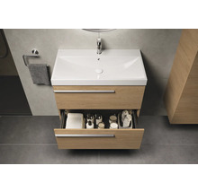 Waschtischunterschrank mit Auszug in hellem Holzdekor und weißem Waschbecken im Badezimmer