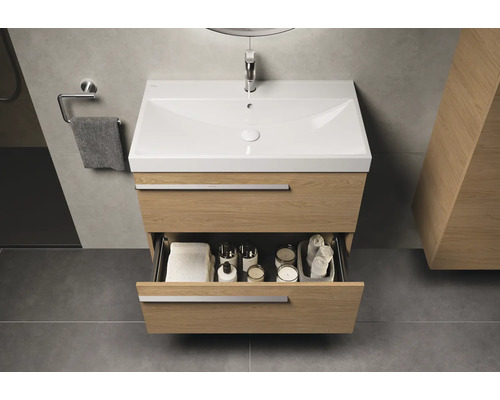 Waschtischunterschrank mit Auszug in hellem Holzdekor und weißem Waschbecken im Badezimmer