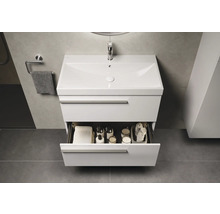 Modernes Badezimmer mit Waschbeckenunterschrank, offenem Auszug mit Handtüchern und Badartikeln