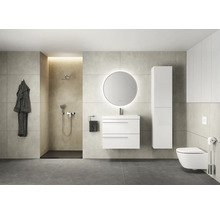 Modernes Badezimmer mit Dusche, Waschbeckenunterschrank, Spiegel, Hochschrank und Toilette