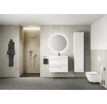 Modernes Badezimmer mit Dusche, Waschtisch, beleuchtetem Spiegel, Hochschrank und Toilette.