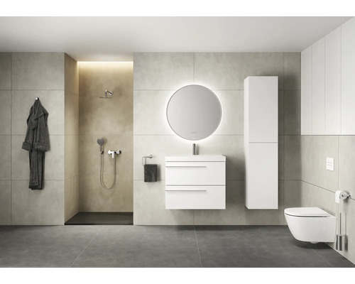Modernes Badezimmer mit Dusche, Waschtisch, beleuchtetem Spiegel, Hochschrank und Toilette.