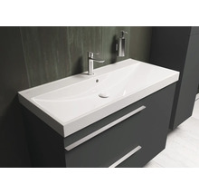 Waschtisch mit Unterschrank, Armatur und Seifenspender im Badezimmer