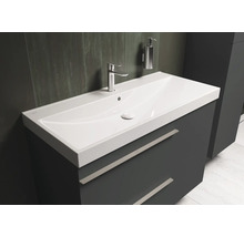 Waschtisch mit Unterschrank und Armatur im Badezimmer