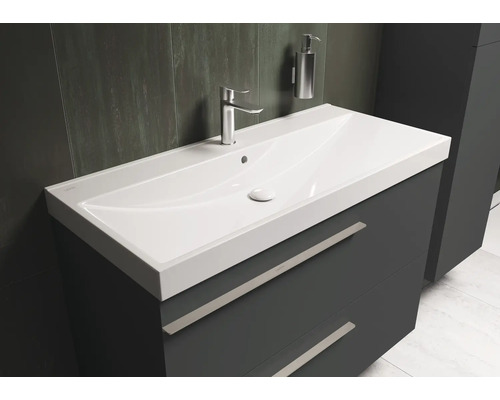 Waschtisch mit Unterschrank und Armatur im Badezimmer