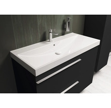 Waschtischunterschrank mit Waschbecken und Armatur im Badezimmer