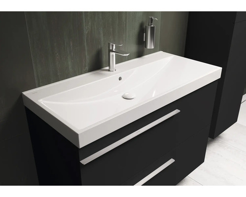 Waschtischunterschrank mit Waschbecken und Armatur im Badezimmer