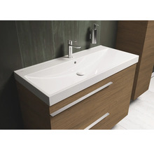 Waschtischunterschrank mit Aufsatzwaschbecken, Armatur und Seifenspender im Badezimmer