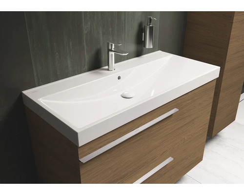 Waschtischunterschrank mit Aufsatzwaschbecken, Armatur und Seifenspender im Badezimmer