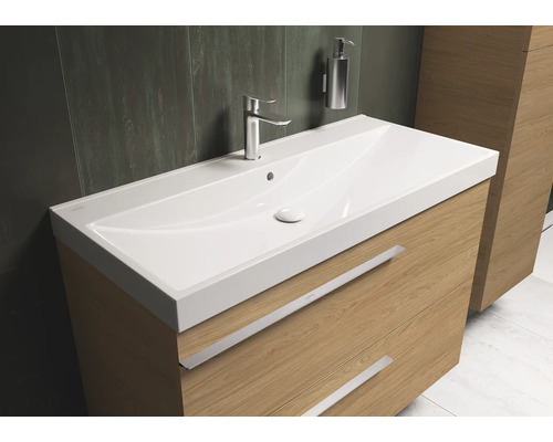 Waschtisch mit Unterschrank, Armatur und Seifenspender im Badezimmer