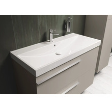 Waschtisch mit Armatur und Seifenspender im Badezimmer