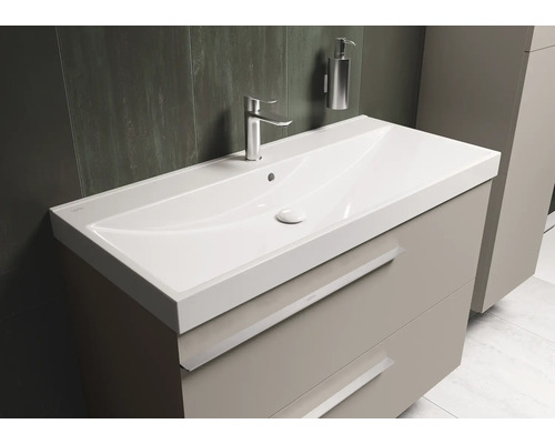 Waschtisch mit Armatur und Seifenspender im Badezimmer