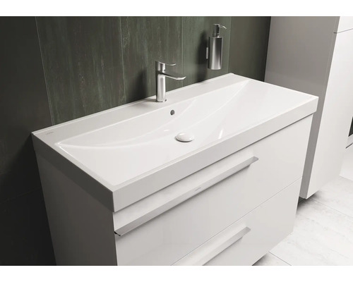 Waschtischunterschrank mit Waschbecken, Armatur und Seifenspender im Badezimmer