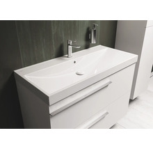 Weißer Waschtischunterschrank mit Waschbecken, Armatur und Seifenspender