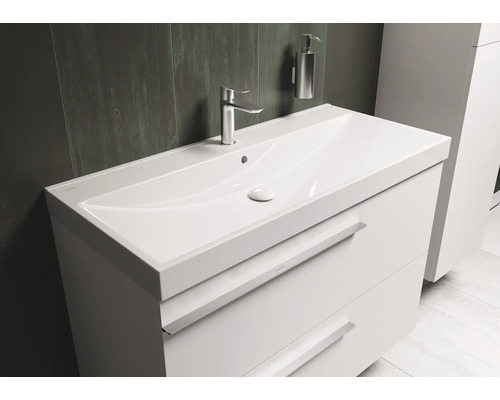 Weißer Waschtischunterschrank mit Waschbecken, Armatur und Seifenspender