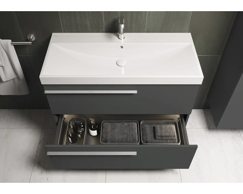 Waschtisch mit offenem Schubfach, Ablagefächern und Pflegeprodukten im Badezimmer