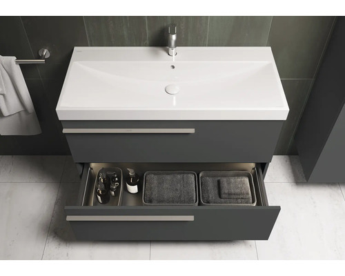 Waschtischunterschrank mit geöffneter Schublade und Badezimmerutensilien