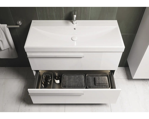 Weißer Waschtisch mit offenem Auszug, Waschbecken und Armatur im Badezimmer