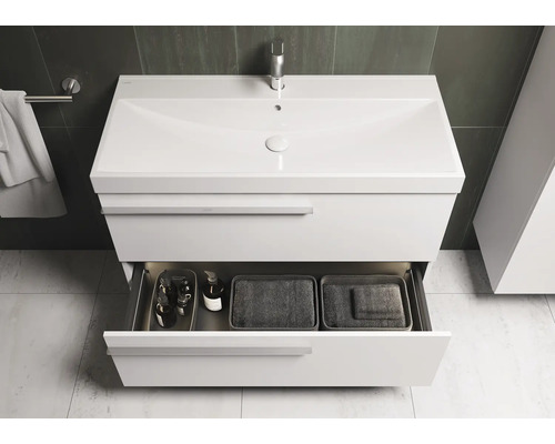 Weißer Waschtischunterschrank mit offenem Auszug im Badezimmer