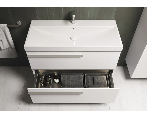 Weißer Waschtisch mit Schublade im Badezimmer