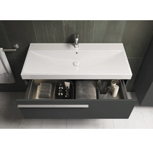 Waschtischunterschrank mit offenem Schubfach, darin Handtücher und Badutensilien