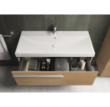 Waschtisch mit geöffneter Schublade, Handtüchern und Kosmetikartikeln