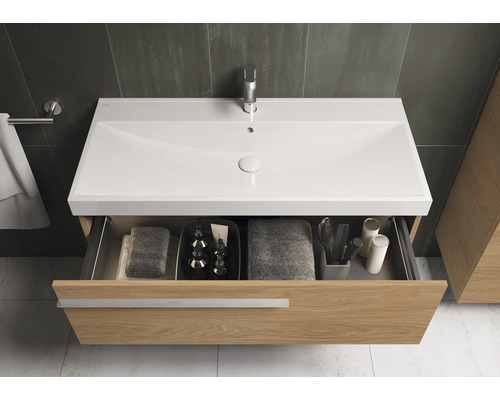 Waschtisch mit geöffneter Schublade, Handtüchern und Kosmetikartikeln