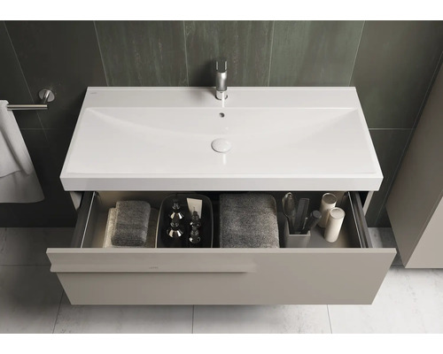 Waschbeckenunterschrank mit offenem Schubfach, Handtüchern und Badezimmerutensilien