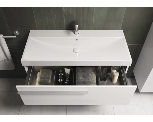 Waschtisch mit Auszug und eingelassenem Waschbecken im Badezimmer