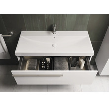 Waschtisch mit offenem Schubfach, Handtüchern und Badutensilien