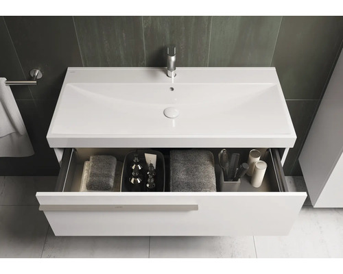 Waschtisch mit offenem Schubfach, Handtüchern und Badutensilien