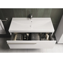 Waschtischunterschrank mit offenem Schubfach, Handtüchern und Pflegeprodukten