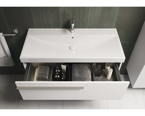 Waschtischunterschrank mit offenem Schubfach, Handtüchern und Pflegeprodukten