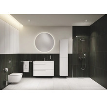 Modernes Badezimmer mit Toilette, Waschtisch, Spiegel und Dusche.