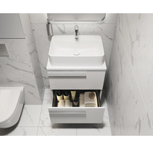 Badezimmer Waschbecken mit offenem Unterschrank, Armaturen, Spiegel und Handtüchern