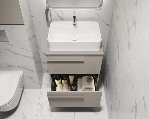 Badezimmer mit Waschbecken, Unterschrank mit Schublade und Toilette
