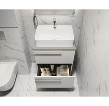 Modernes Badezimmer mit Waschbecken, Unterschrank und offenem Schubfach zur Aufbewahrung von Badutensilien