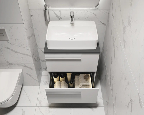 Waschbecken mit Unterschrank und offener Schublade im Badezimmer