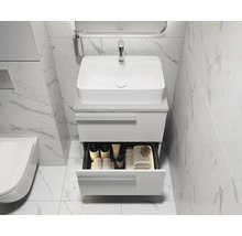 Badezimmer mit weißem Waschtisch, Aufsatzwaschbecken und offenem Schubladenelement zur Aufbewahrung von Badutensilien