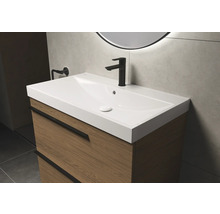 Waschtisch mit Unterschrank und Armatur im Badezimmer.