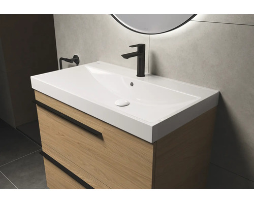 Waschtischunterschrank mit Waschbecken und Armatur im Badezimmer.