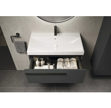 Waschtisch mit offenem Schubfach, Handtüchern und Kosmetikartikeln im modernen Badezimmer