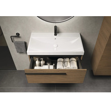 Modernes Badezimmer mit Waschtischunterschrank, offenem Schubfach und Handtüchern