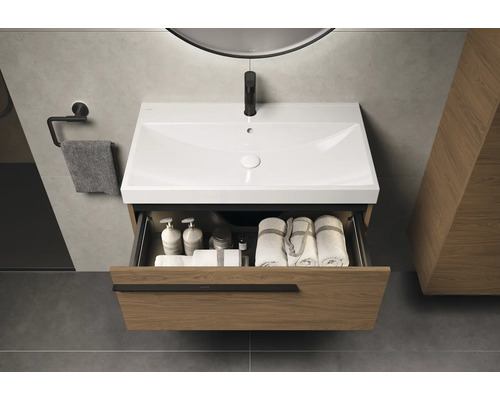 Modernes Badezimmer mit Waschtischunterschrank, offenem Schubfach und Handtüchern