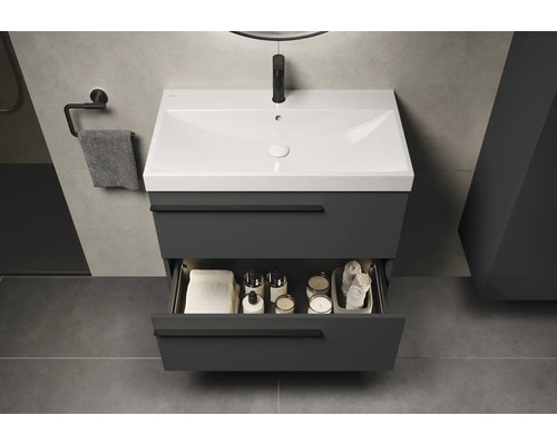 Waschtischunterschrank mit geöffneter Schublade, Handtüchern und Badartikeln